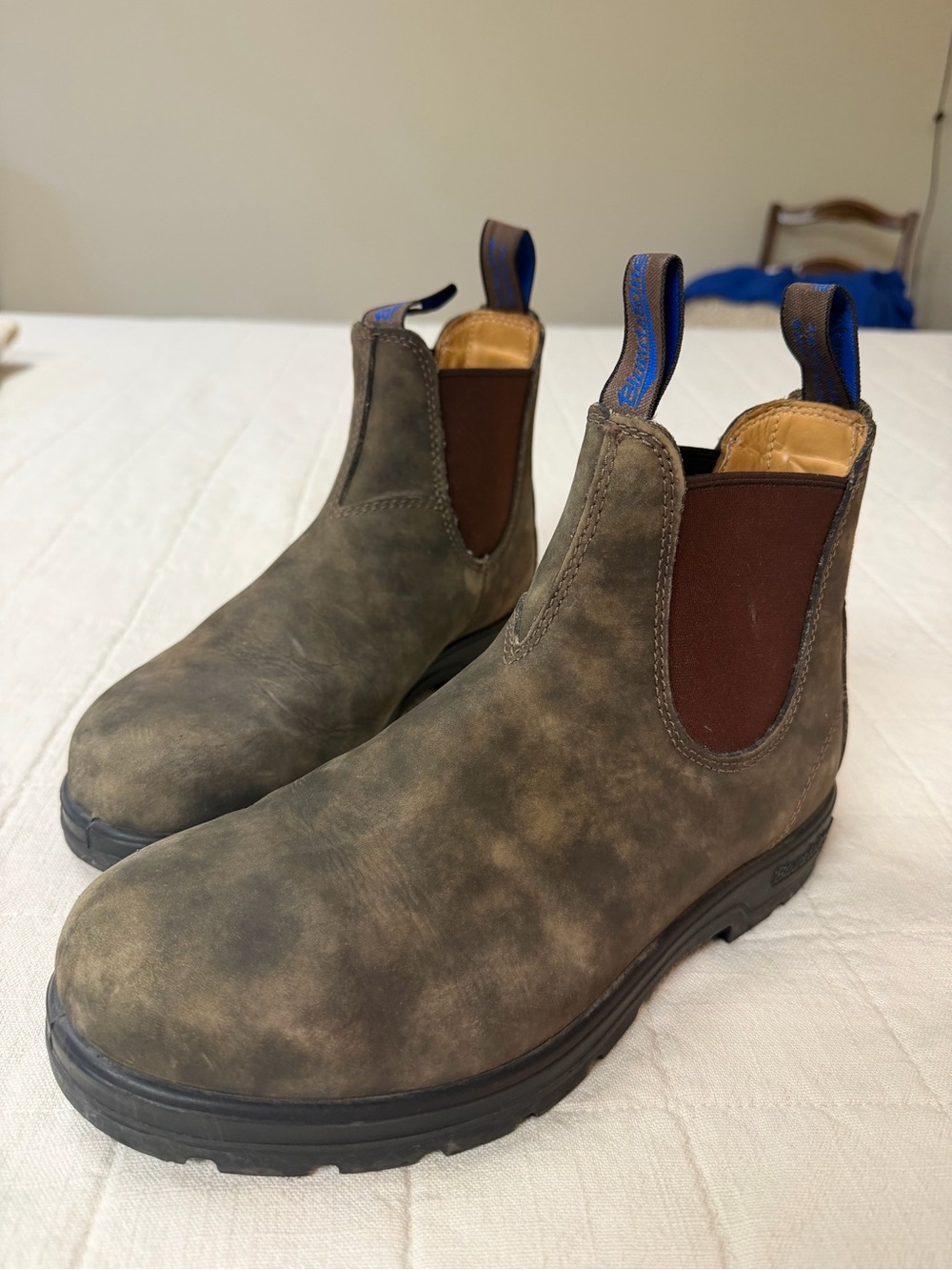 Blundstone Women's Chukka Boots in Distressed Brown with Blue Pull Tabs